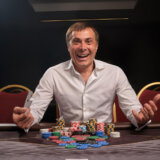 ブラフとハイステークス:友人たちの中でポーカーチャンピオンになるためのヒント