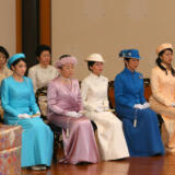 皇室の女性が帽子を被るのはなぜ？意外と知らない貴族の風習をまとめ この記事では、皇室の女性が帽子を被るのはなぜなのか調査しました。皇室の女性はご公務の際、毎回素敵な帽子をお召しになっていますよね。帽子に扇子、ティアラなど、実はあまり知られていない皇族のドレスコードや風習がいくつもあるのです。 皇室の女性が帽子を被るのはなぜなのか、そしてほかの興味深い風習についても解説しましょう。この記事を読んだ後は、きっと皇族の方々に対しこれまでと違った印象を抱くことでしょう。 皇室の女性が帽子を被るのはなぜ？ 皇室の女性が帽子を被るのはなぜかというと、洋装のドレスコードだからです。 明治維新以降、皇室行事での正装が和装から洋装に切り替わっていきました。ヨーロッパ各国との交友を深めるため、ドレスコードを欧米から取り入れるようになったのが始まりだといわれています。 洋装における帽子はなくてはならないもので、帽子ありきでコーディネートが完成するといっても過言ではないそうですよ。 https://x.com/victoria1819/status/1672367458211229697 https://x.com/misia_sale/status/1806403495609987576 https://x.com/belleza_6u6/status/1826107526452228254 皇室の女性は帽子を被らなくても良いときがある 2024年に薨去された三笠宮妃百合子さまは以前「帽子は日よけ」と回答されたことがあったそうです。しかし、百合子さまは単なる「日よけ」とおっしゃりたかったのではなく、深い意味がありました。 たとえば皇族行事のうち、天皇誕生日を例に挙げましょう。天皇誕生日の行事は宮殿で行われるため、雅子さまにとってそこは「住まわれている場所」すなわち自宅です。そのため、雅子さまは帽子を被られる必要がありません。 しかし、ほかの宮家から宮殿に集まる女性皇族たちは、自宅を出て宮殿に向かわれるため「日よけ」の帽子を被るそう。 【参考サイト：時事ドットコム】 ほかにもある！貴族ならではの風習 皇室の女性が帽子を被るのがなぜなのかお伝えしました。実は、皇室の女性の帽子以外にも貴族の服装にはさまざまな風習があります。帽子も素敵ですが、ここからは皇室の女性がご公務の際に手に持つアイテムや、伝統行事の際にお見掛けするティアラについての情報を解説していきましょう。 今後皇室女性がお出ましになる際に、注目してみてくださいね。 畳んだ扇子を持つ 皇室の女性は、畳んだ扇子をお持ちになっていることがあります。 https://x.com/cool_japan1016/status/573870367283941377 https://x.com/Kotchian35/status/1772538708295860682 畳んだ状態で持ち歩く理由、そして使用されないときでも持ち歩く理由が気になりますよね。 実は、扇子を畳んだまま持ち歩きお相手に応対されるのは、敬意を払っているという表れなんだそう。畳んだ扇子を自身の前に置き、相手に挨拶をすることで、自分と相手との間に境界線を引き一段へりくだって挨拶をしているという意味合いになるのだとか。日本の扇子本来のルーツとして神聖な意味を持ち、マナーでもあるのですね。 個人のティアラが製作されている 皇室の女性は、それぞれにティアラが製作されています。皇后や皇太子妃など特別な立場の皇族女性には、代々受け継がれたティアラが存在しています。 https://x.com/seiyos3/status/1806486895356235946 宮家の女性皇族たちは、主に成人祝いを機に1,000~3,000万円ほどの金額をかけてそれぞれのティアラが作られますよ。 https://x.com/8kR7KudbUEXB524/status/1461259330800406528 しかし、成人皇族となった愛子さまのティアラだけはまだ製作されていません。愛子さまが成人を迎えられた際はコロナ禍だったため、ティアラの制作を控えたそうです。愛子さまは、天皇陛下の妹である黒田清子さんの私物ティアラを借りられ、ご公務で着用されています。 https://x.com/Flowereverbloom/status/1750483597868544219 https://x.com/nM28BbFsjAcv7TY/status/1862874226874581371 まとめ 皇室の女性が帽子を被るのはなぜなのか、また皇室の方々がお召しになるファッションやアイテムにはどのようなしきたりがあるのか、調査しました。普段、何気なく拝見している皇族のお姿。こう見ると、意外にもさまざまな風習に従ってお出ましになっていることが分かりますね。美しい皇室の女性たちは、そのお召し物や手に持たれているアイテムにも気を配られていました。 次回、皇室の女性をテレビでご覧になる際は、帽子や扇子、ティアラにも注目してみてはいかがでしょうか。