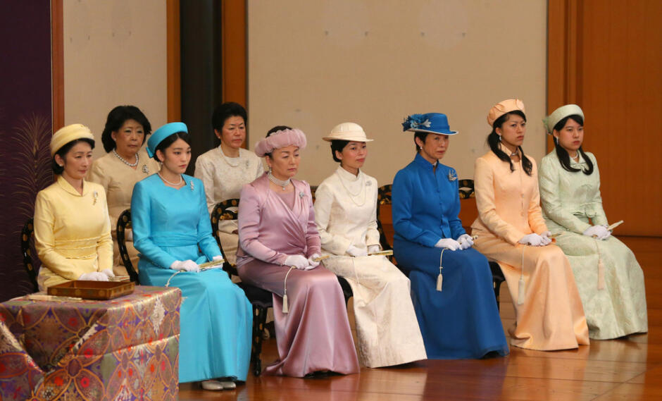 皇室の女性が帽子を被るのはなぜ？意外と知らない貴族の風習をまとめ この記事では、皇室の女性が帽子を被るのはなぜなのか調査しました。皇室の女性はご公務の際、毎回素敵な帽子をお召しになっていますよね。帽子に扇子、ティアラなど、実はあまり知られていない皇族のドレスコードや風習がいくつもあるのです。 皇室の女性が帽子を被るのはなぜなのか、そしてほかの興味深い風習についても解説しましょう。この記事を読んだ後は、きっと皇族の方々に対しこれまでと違った印象を抱くことでしょう。 皇室の女性が帽子を被るのはなぜ？ 皇室の女性が帽子を被るのはなぜかというと、洋装のドレスコードだからです。 明治維新以降、皇室行事での正装が和装から洋装に切り替わっていきました。ヨーロッパ各国との交友を深めるため、ドレスコードを欧米から取り入れるようになったのが始まりだといわれています。 洋装における帽子はなくてはならないもので、帽子ありきでコーディネートが完成するといっても過言ではないそうですよ。 https://x.com/victoria1819/status/1672367458211229697 https://x.com/misia_sale/status/1806403495609987576 https://x.com/belleza_6u6/status/1826107526452228254 皇室の女性は帽子を被らなくても良いときがある 2024年に薨去された三笠宮妃百合子さまは以前「帽子は日よけ」と回答されたことがあったそうです。しかし、百合子さまは単なる「日よけ」とおっしゃりたかったのではなく、深い意味がありました。 たとえば皇族行事のうち、天皇誕生日を例に挙げましょう。天皇誕生日の行事は宮殿で行われるため、雅子さまにとってそこは「住まわれている場所」すなわち自宅です。そのため、雅子さまは帽子を被られる必要がありません。 しかし、ほかの宮家から宮殿に集まる女性皇族たちは、自宅を出て宮殿に向かわれるため「日よけ」の帽子を被るそう。 【参考サイト：時事ドットコム】 ほかにもある！貴族ならではの風習 皇室の女性が帽子を被るのがなぜなのかお伝えしました。実は、皇室の女性の帽子以外にも貴族の服装にはさまざまな風習があります。帽子も素敵ですが、ここからは皇室の女性がご公務の際に手に持つアイテムや、伝統行事の際にお見掛けするティアラについての情報を解説していきましょう。 今後皇室女性がお出ましになる際に、注目してみてくださいね。 畳んだ扇子を持つ 皇室の女性は、畳んだ扇子をお持ちになっていることがあります。 https://x.com/cool_japan1016/status/573870367283941377 https://x.com/Kotchian35/status/1772538708295860682 畳んだ状態で持ち歩く理由、そして使用されないときでも持ち歩く理由が気になりますよね。 実は、扇子を畳んだまま持ち歩きお相手に応対されるのは、敬意を払っているという表れなんだそう。畳んだ扇子を自身の前に置き、相手に挨拶をすることで、自分と相手との間に境界線を引き一段へりくだって挨拶をしているという意味合いになるのだとか。日本の扇子本来のルーツとして神聖な意味を持ち、マナーでもあるのですね。 個人のティアラが製作されている 皇室の女性は、それぞれにティアラが製作されています。皇后や皇太子妃など特別な立場の皇族女性には、代々受け継がれたティアラが存在しています。 https://x.com/seiyos3/status/1806486895356235946 宮家の女性皇族たちは、主に成人祝いを機に1,000~3,000万円ほどの金額をかけてそれぞれのティアラが作られますよ。 https://x.com/8kR7KudbUEXB524/status/1461259330800406528 しかし、成人皇族となった愛子さまのティアラだけはまだ製作されていません。愛子さまが成人を迎えられた際はコロナ禍だったため、ティアラの制作を控えたそうです。愛子さまは、天皇陛下の妹である黒田清子さんの私物ティアラを借りられ、ご公務で着用されています。 https://x.com/Flowereverbloom/status/1750483597868544219 https://x.com/nM28BbFsjAcv7TY/status/1862874226874581371 まとめ 皇室の女性が帽子を被るのはなぜなのか、また皇室の方々がお召しになるファッションやアイテムにはどのようなしきたりがあるのか、調査しました。普段、何気なく拝見している皇族のお姿。こう見ると、意外にもさまざまな風習に従ってお出ましになっていることが分かりますね。美しい皇室の女性たちは、そのお召し物や手に持たれているアイテムにも気を配られていました。 次回、皇室の女性をテレビでご覧になる際は、帽子や扇子、ティアラにも注目してみてはいかがでしょうか。